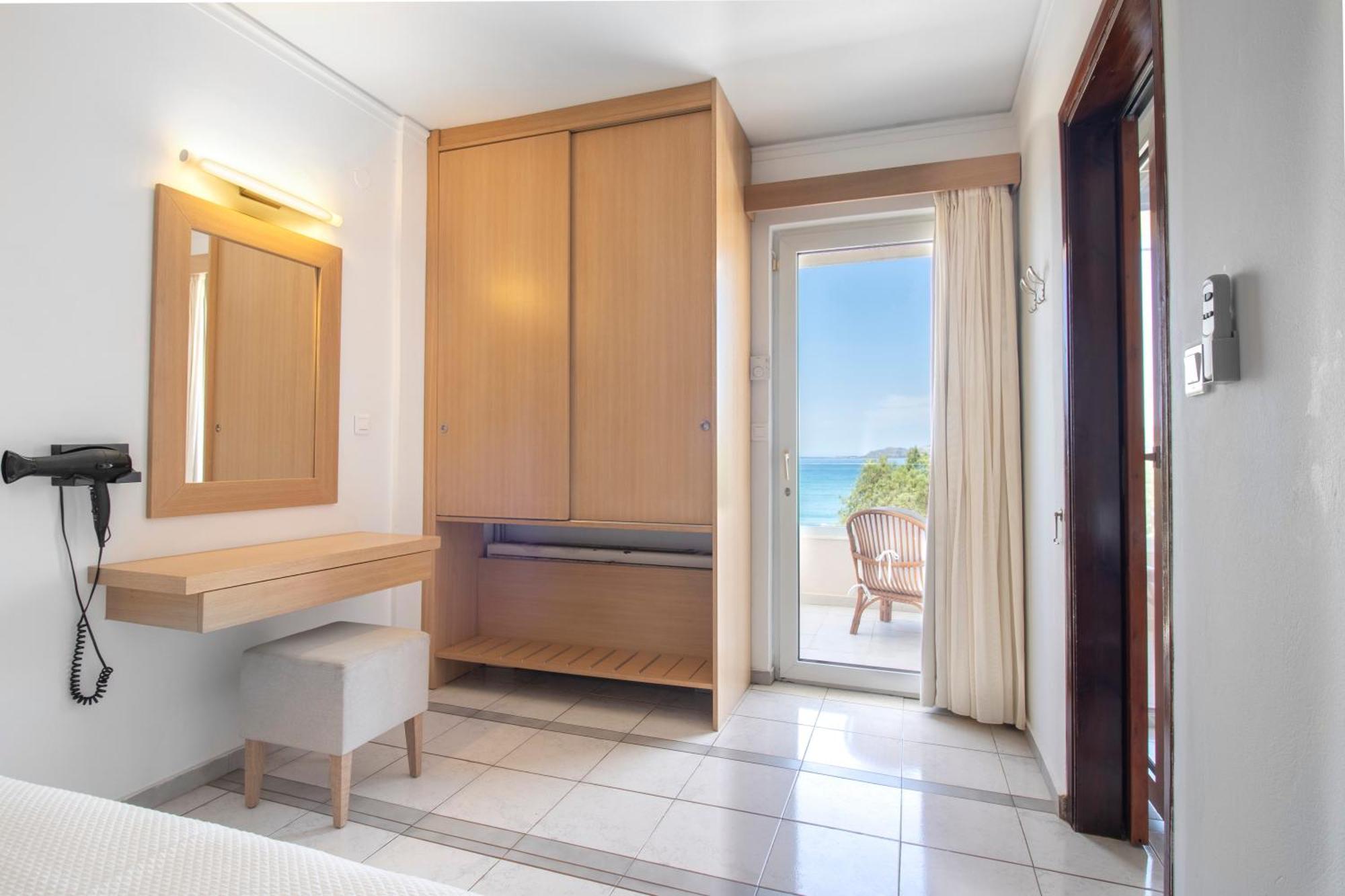 Pal Beach Palaiochora Dış mekan fotoğraf